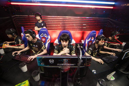 他不仅会邀 他不仅会邀